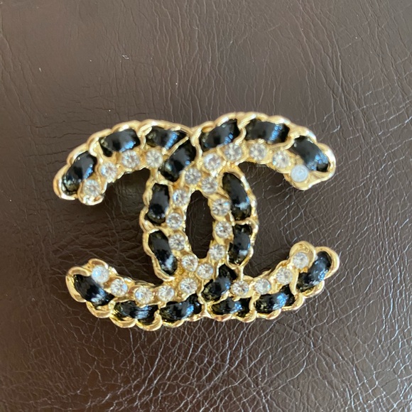 Classic Double CC Black Brooch - Picture 15 of 16